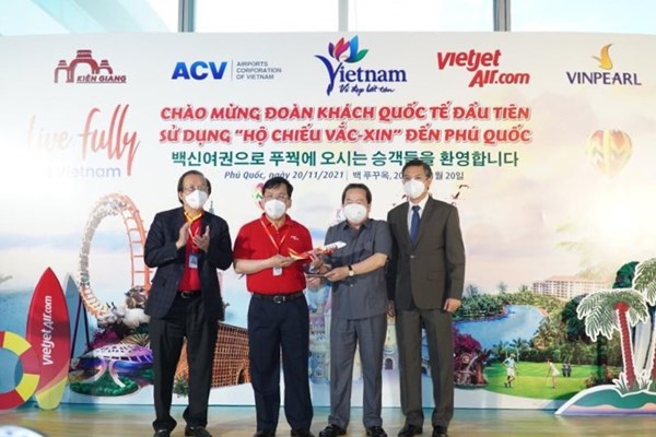 Đoàn du khách quốc tế hộ chiếu vắc xin đầu tiên đến Phú Quốc - Anh 13