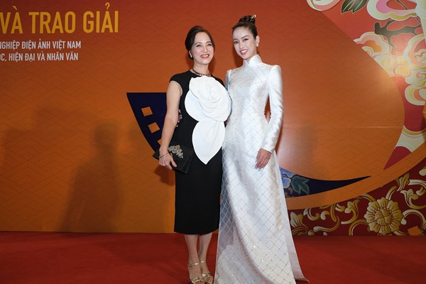 Nghệ sĩ Việt hội ngộ thảm đỏ Liên hoan phim Việt Nam lần thứ XXII - Anh 1