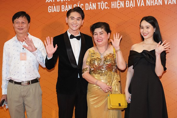 Nghệ sĩ Việt hội ngộ thảm đỏ Liên hoan phim Việt Nam lần thứ XXII - Anh 4