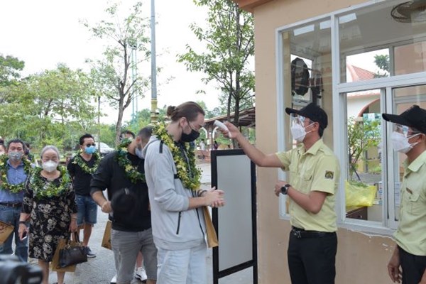 Đoàn khách quốc tế đầu tiên theo chương trình hộ chiếu vắc xin  tham quan Khu đền tháp Mỹ Sơn - Anh 3