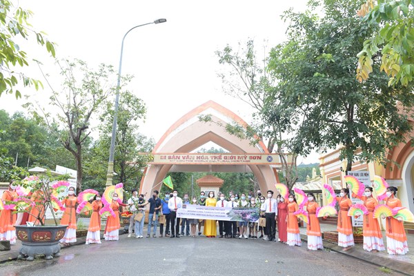 Đoàn khách quốc tế đầu tiên theo chương trình hộ chiếu vắc xin  tham quan Khu đền tháp Mỹ Sơn - Anh 1