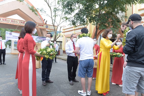Đoàn khách quốc tế đầu tiên theo chương trình hộ chiếu vắc xin  tham quan Khu đền tháp Mỹ Sơn - Anh 2