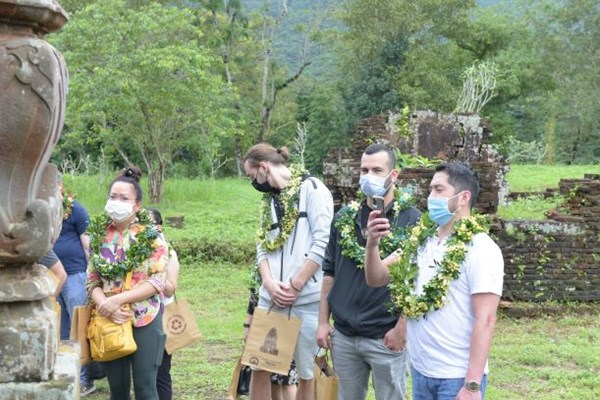 Đoàn khách quốc tế đầu tiên theo chương trình hộ chiếu vắc xin  tham quan Khu đền tháp Mỹ Sơn - Anh 7