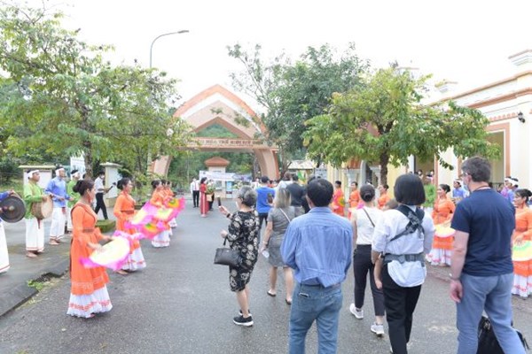 Đoàn khách quốc tế đầu tiên theo chương trình hộ chiếu vắc xin  tham quan Khu đền tháp Mỹ Sơn - Anh 4