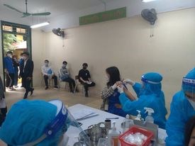 Hà Nội: Sau tiêm vắc xin Covid-19 sức khỏe các em học sinh đều bình thường - Anh 1