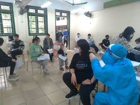 Hà Nội: Sau tiêm vắc xin Covid-19 sức khỏe các em học sinh đều bình thường - Anh 2