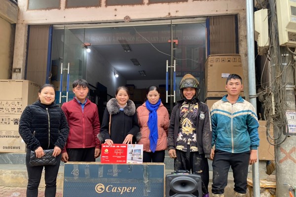 Văn Hóa trao quà bạn đọc đến cô trò Điểm trường mầm non Sán Trá - Anh 1