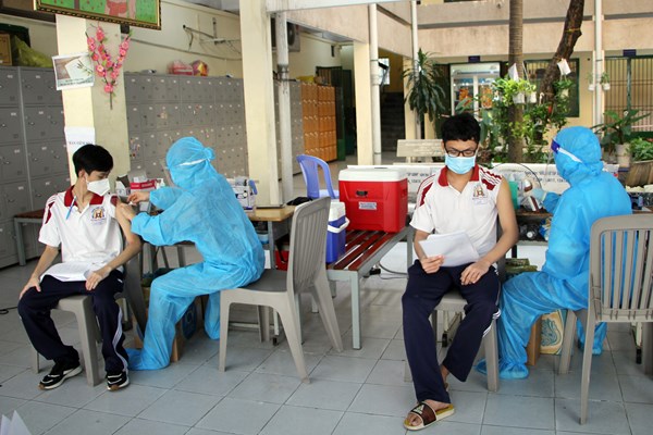 Tăng tốc tiêm vắc xin để sớm mở cửa trường - Anh 1
