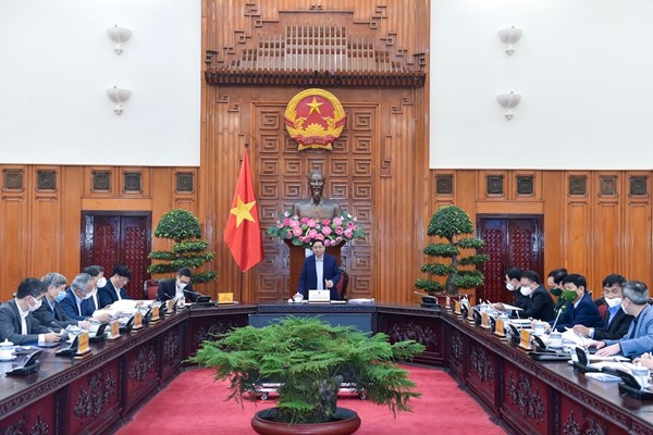 Thủ tướng chủ trì họp về việc nhập khẩu, sản xuất vắc xin, thuốc điều trị Covid-19 - Anh 1