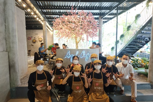 Quán cà phê của những “thiên thần” - Anh 1