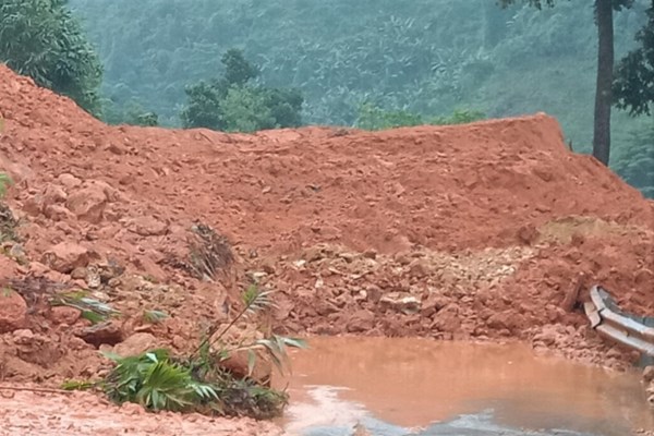 Quảng Nam: Sạt lở đồi, nhiều xã ở vùng cao bị cô lập - Anh 1