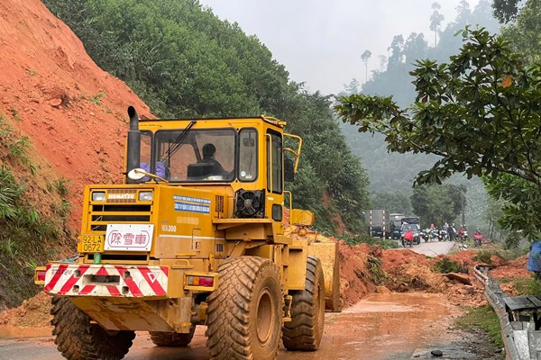 Quảng Nam: Sạt lở đồi, nhiều xã ở vùng cao bị cô lập - Anh 3