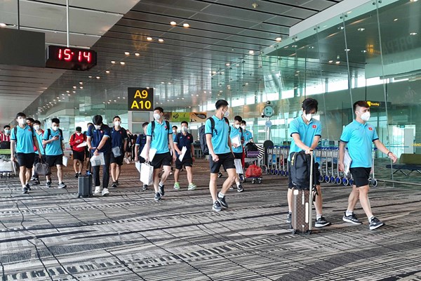 Tuyển Việt Nam đã có mặt tại Singapore, chuẩn bị cho AFF Cup - Anh 1