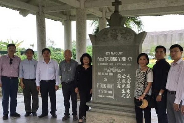 Băn khoăn trước mộ nhà bác học Trương Vĩnh Ký - Anh 1