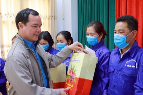 Người lao động được hỗ trợ tối thiểu 300.000 đồng/người nhân dịp Tết Nguyên đán 2022 - Anh 1