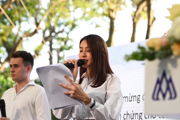 Thùy Tiên có thành tích học tập 3 năm liên tiếp xuất sắc chương trình 100% bằng tiếng Anh - Anh 2