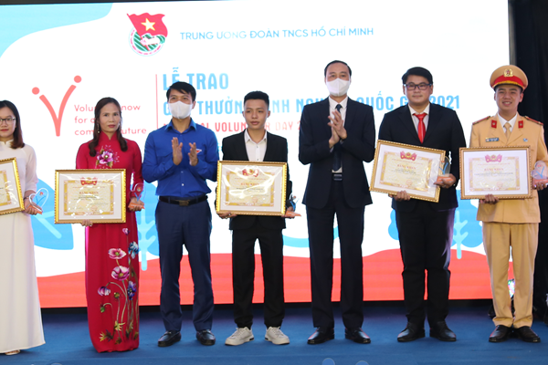 Chàng thanh niên lái xe cứu thương hơn 25.000 km trong tâm dịch từ Bắc vào Nam - Anh 2