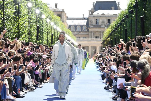 Những thiết kế biểu tượng của Virgil Abloh trước khi qua đời - Anh 5
