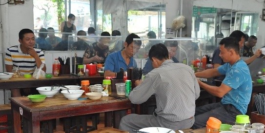 Hà Nội: Có thể dừng các dịch vụ không thiết yếu trên từng địa bàn tùy theo cấp độ dịch - Anh 1