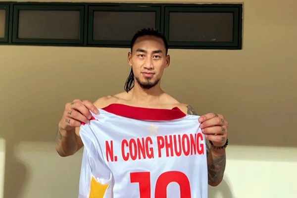 Tiền đạo đang chơi bóng tại Pháp chủ động xin áo đấu của Công Phượng - Anh 1