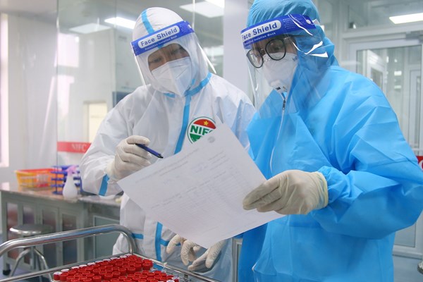 Tăng cường các biện pháp phòng, chống dịch trước biến chủng mới Omicron - Anh 1