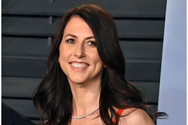 Lý do MacKenzie Scott là phụ nữ quyền lực nhất thế giới năm 2021 của Forbes - Anh 1