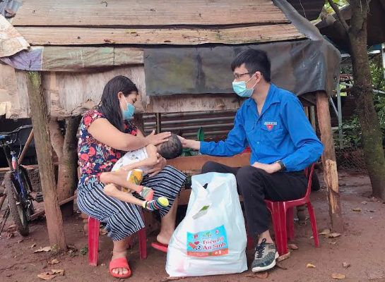 Vượt qua 20 lần phẫu thuật, chàng trai sáng lập quỹ giúp đỡ hàng trăm mảnh đời kém may mắn - Anh 2