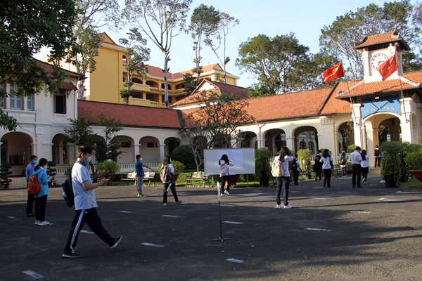TP.HCM: Hôm nay, học sinh hai khối cuối cấp tựu trường - Anh 1