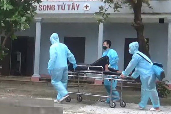 Cấp cứu khẩn cấp ngư dân ở đảo Song Tử Tây - Anh 1
