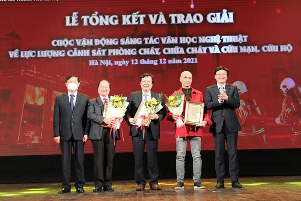 Trao giải sáng tác văn học nghệ thuật về lực lượng Cảnh sát phòng cháy, chữa cháy và cứu nạn, cứu hộ - Anh 1