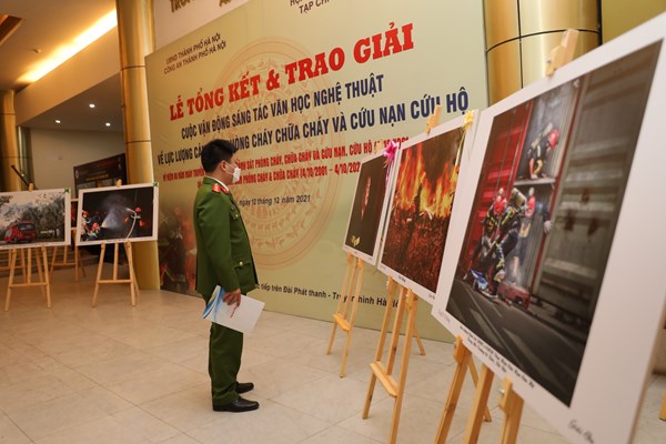 Trao giải sáng tác văn học nghệ thuật về lực lượng Cảnh sát phòng cháy, chữa cháy và cứu nạn, cứu hộ - Anh 6