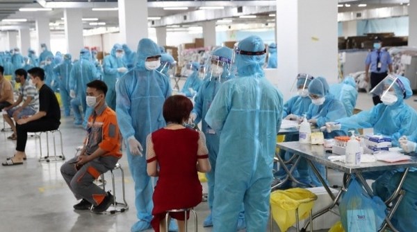 Nâng giá xét nghiệm covid-19 cho công nhân, vô cảm hay trục lợi? - Anh 1