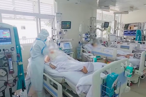 Thủ tướng yêu cầu Bộ Y tế tìm giải pháp ngăn chặn, đẩy lùi ca nặng và tử vong do Covid-19 - Anh 1