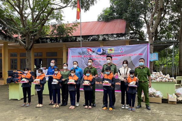 Ấm áp chương trình “Tình nguyện mùa Đông” - Anh 1