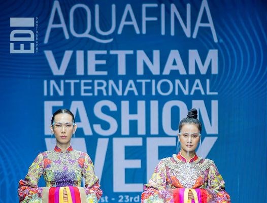 Cải lương sải bước trên sàn catwalk - Anh 1