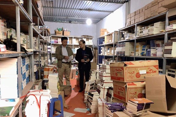 Phát hiện hàng chục tấn sách nghi có nguồn gốc in lậu - Anh 1