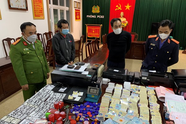 Phá đường dây làm giả 20.000 giấy tờ, tài liệu các cơ quan, tổ chức - Anh 1