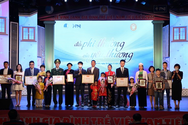 Vinh danh 20 gia đình trẻ Việt Nam tiêu biểu năm 2021 - Anh 1