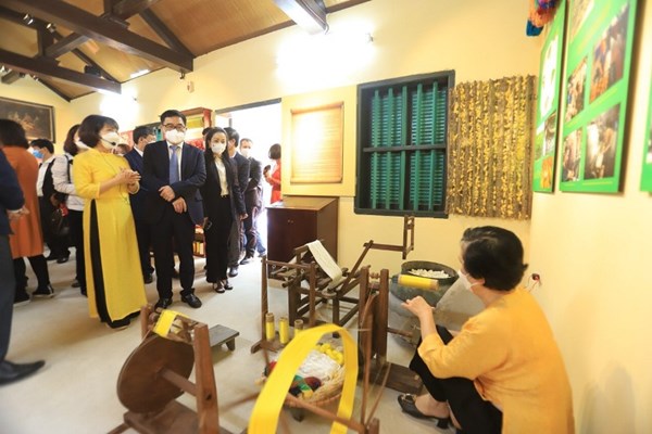 150 hình ảnh, tư liệu về tinh thần yêu nước của người dân làng nghề Vạn Phúc - Anh 1