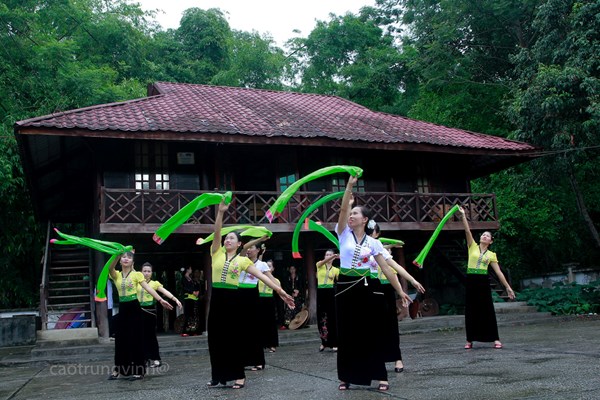 Xòe khăn - Biểu tượng đặc sắc của nghệ thuật Xòe Thái - Anh 1