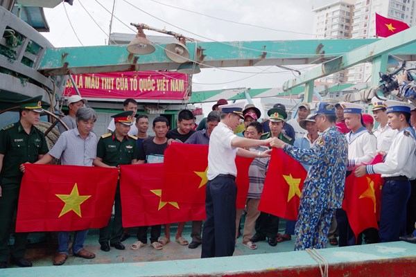Điểm tựa của ngư dân giữa đảo xa - Anh 1