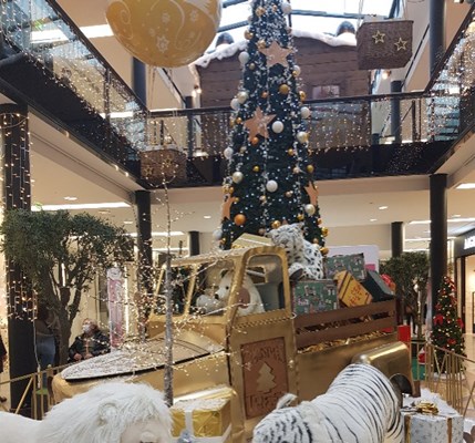 Từ Hí họa ông già Noel đến trang trí vui chơi Giáng Sinh trong dịch Covid ở Pháp - Anh 5