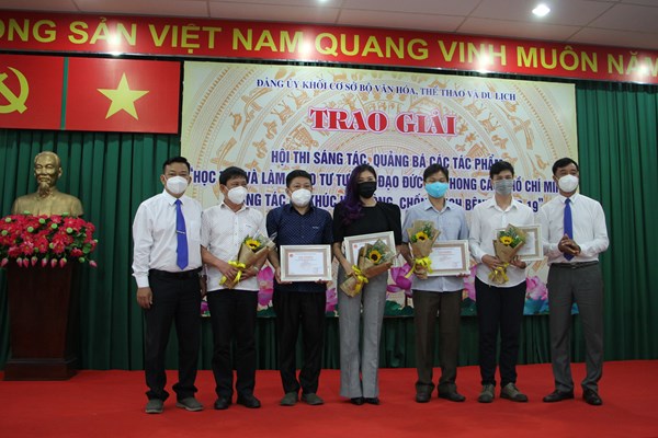 Đảng ủy khối cơ sở Bộ VHTTDL trao giải các sáng tác chủ đề học tập và làm theo gương Bác - Anh 2