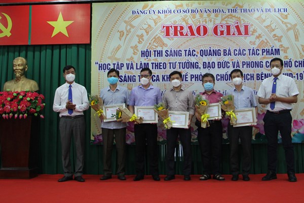 Đảng ủy khối cơ sở Bộ VHTTDL trao giải các sáng tác chủ đề học tập và làm theo gương Bác - Anh 3