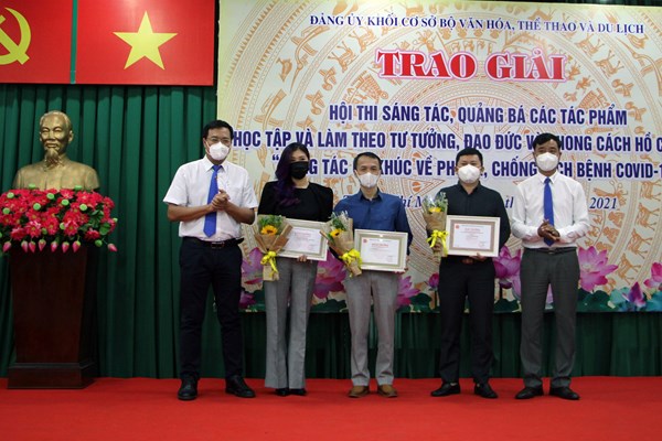 Đảng ủy khối cơ sở Bộ VHTTDL trao giải các sáng tác chủ đề học tập và làm theo gương Bác - Anh 4