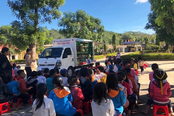 Xe thư viện lưu động: Lan tỏa văn hóa đọc đối với học sinh vùng sâu, vùng xa - Anh 1