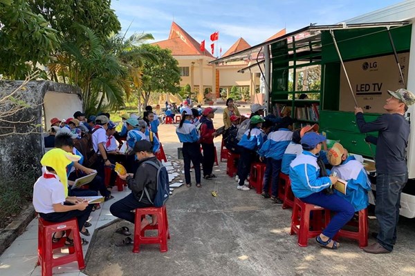 Xe thư viện lưu động: Lan tỏa văn hóa đọc đối với học sinh vùng sâu, vùng xa - Anh 2