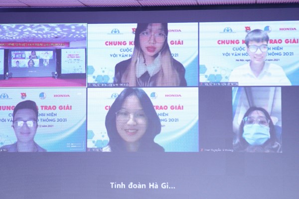Thí sinh nhận thưởng 1 xe máy tại cuộc thi “Thanh niên với văn hóa giao thông” - Anh 2
