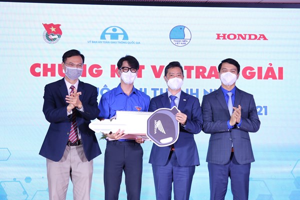 Thí sinh nhận thưởng 1 xe máy tại cuộc thi “Thanh niên với văn hóa giao thông” - Anh 1