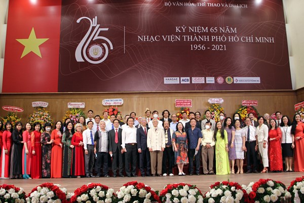 Nhạc viện TP.HCM đón nhận Cờ thi đua Chính phủ - Anh 7
